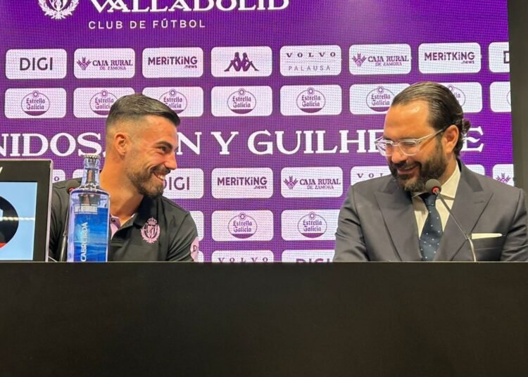 Víctor Orta, junto a Guilherme Fernandes