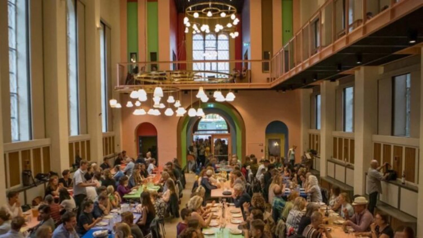 En esta antigua iglesia ahora se juega al ping-pong