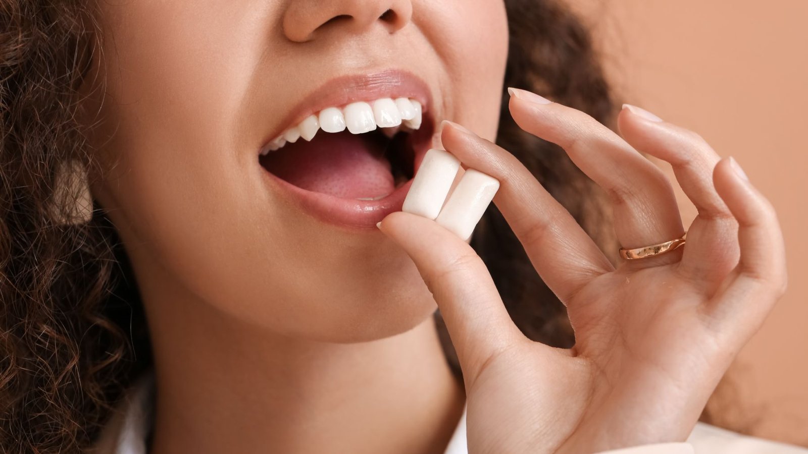 Los beneficios y los riesgos de mascar chicle