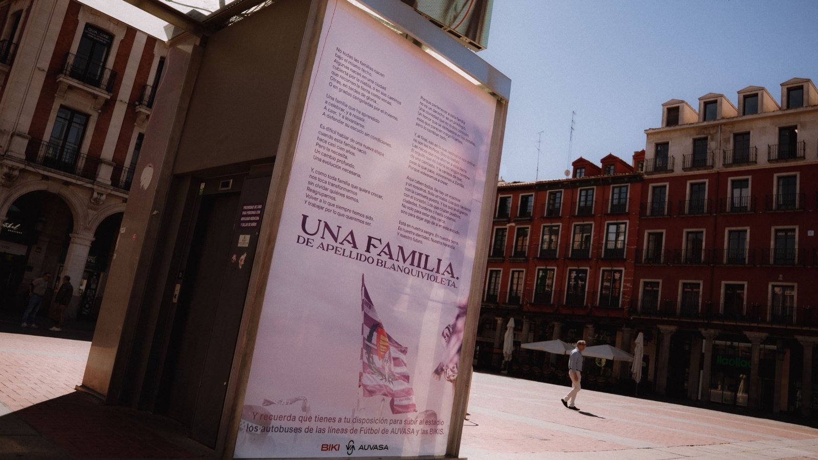 El emotivo mensaje del club a sus abonados luce así en la Plaza Mayor | Foto: Real Valladolid