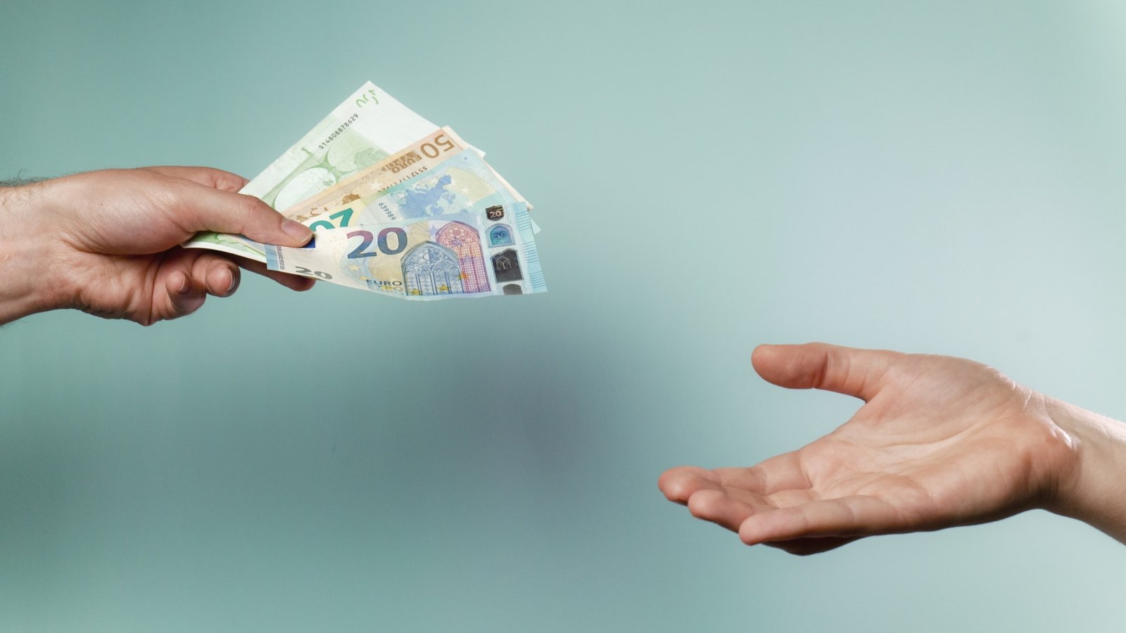 Si pagas en metálico en verano podrías estar cometiendo fraude