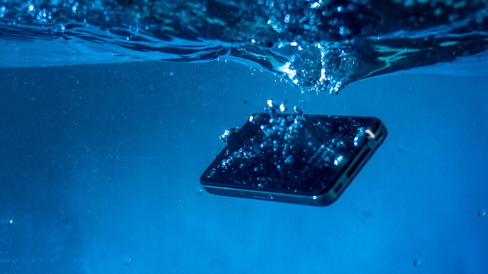 Confirmado: si tu móvil se moja este verano