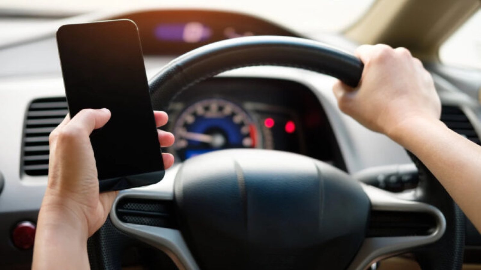 Los segundos que tardas en mirar el móvil mientras conduces