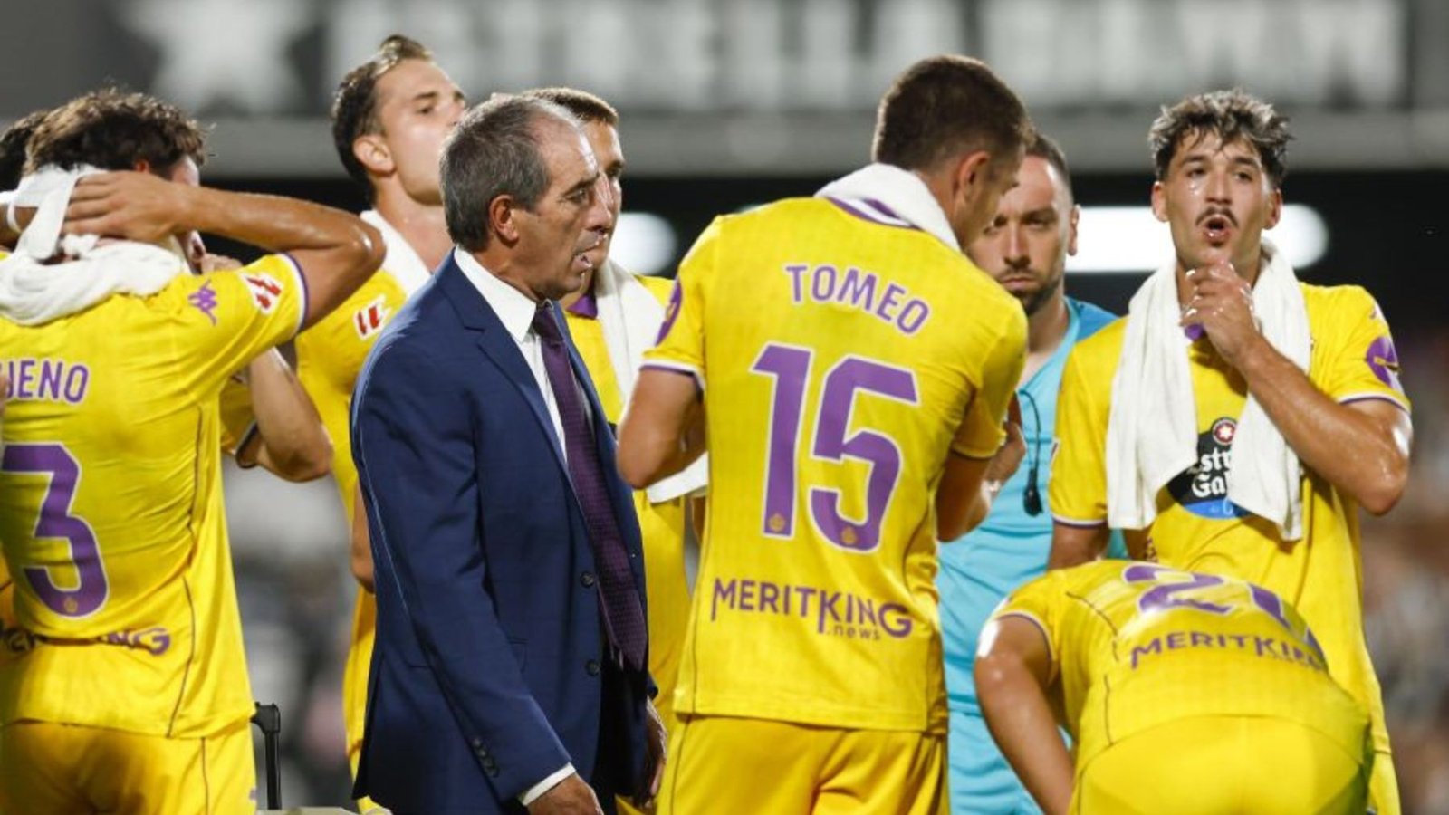Guillermo Almada: "Nos llevamos tres puntos muy valiosos" 1 Almada instruye durante la pausa de hidratación ante el Castellón
