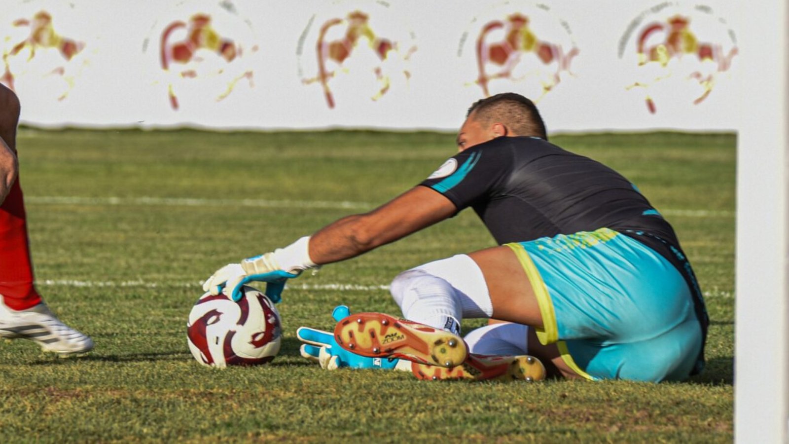 El Atlético Tordesillas repite plaza en la final del Trofeo Diputación 1 Pablo de la Fuente atrapa en dos tiempos el penalti de Miguel Velázquez