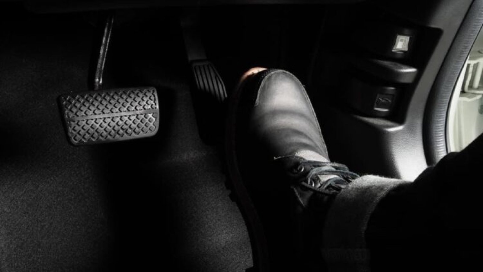 El acelerador de los coches modernos tiene una función