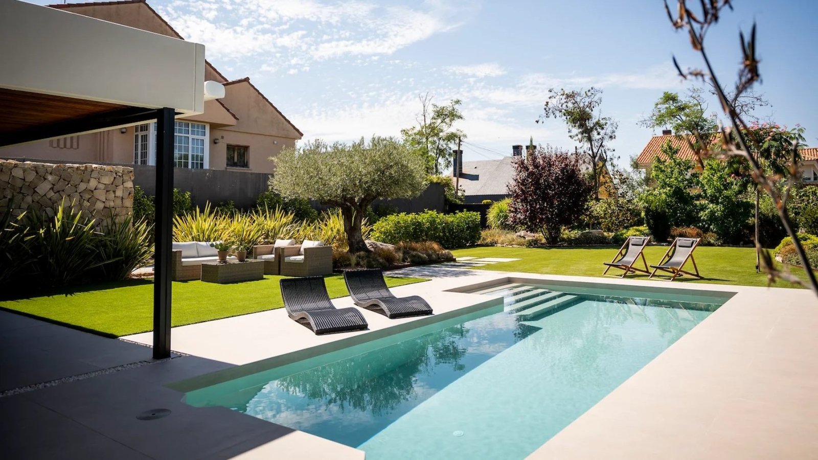 Así está aprovechando una mujer la piscina de su casa para forrarse