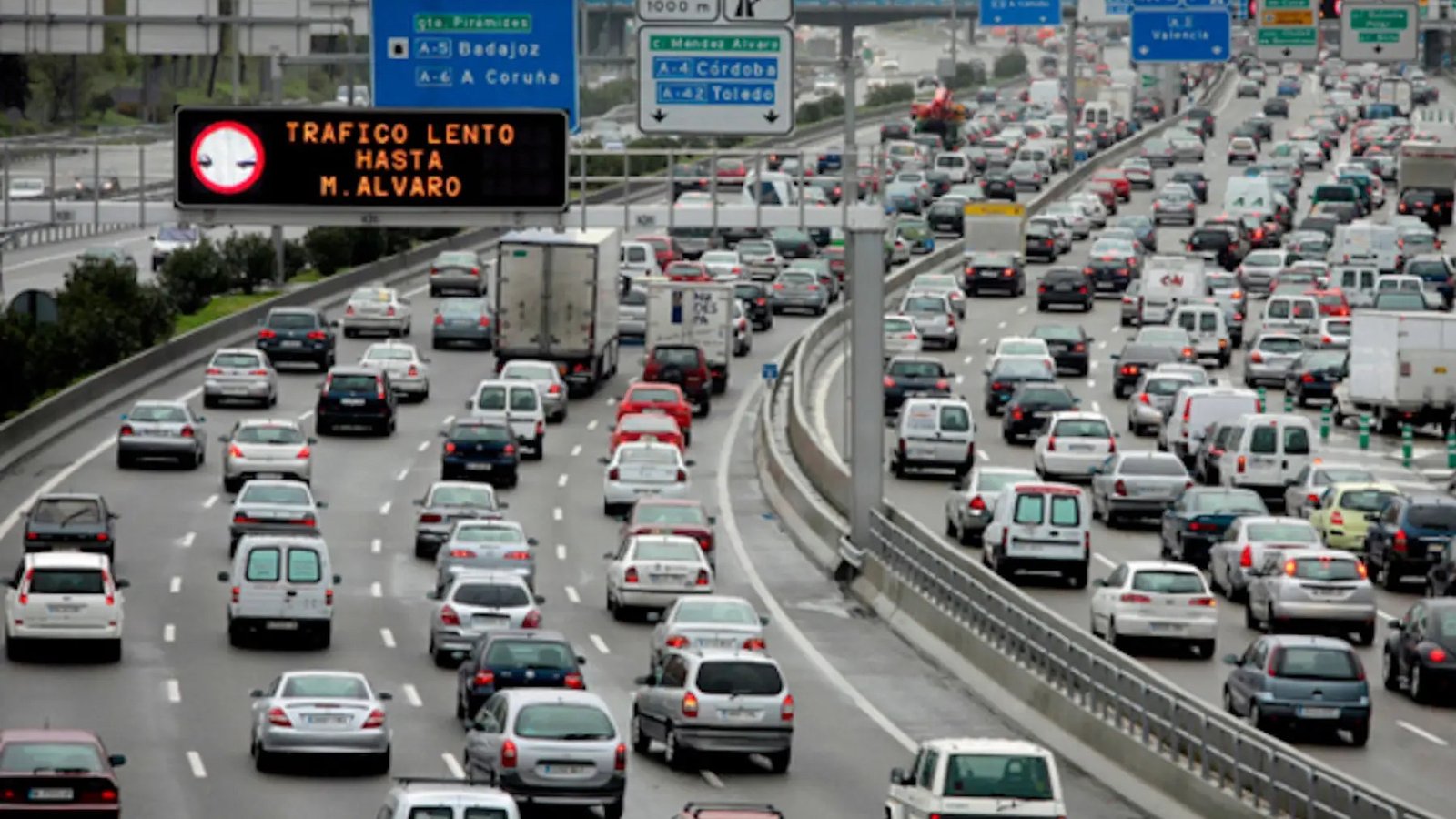 Adiós a los atascos: viaja este verano evitando retenciones en carretera gracias a estas aplicaciones móviles