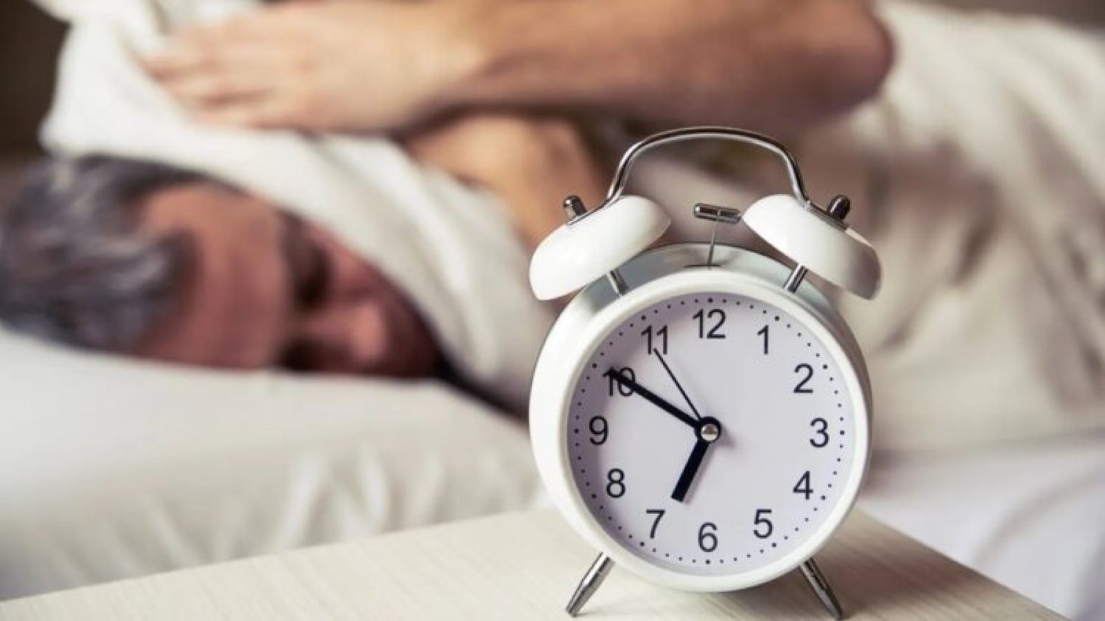 ¿Por qué me levanto cansado aunque duerma del tirón?