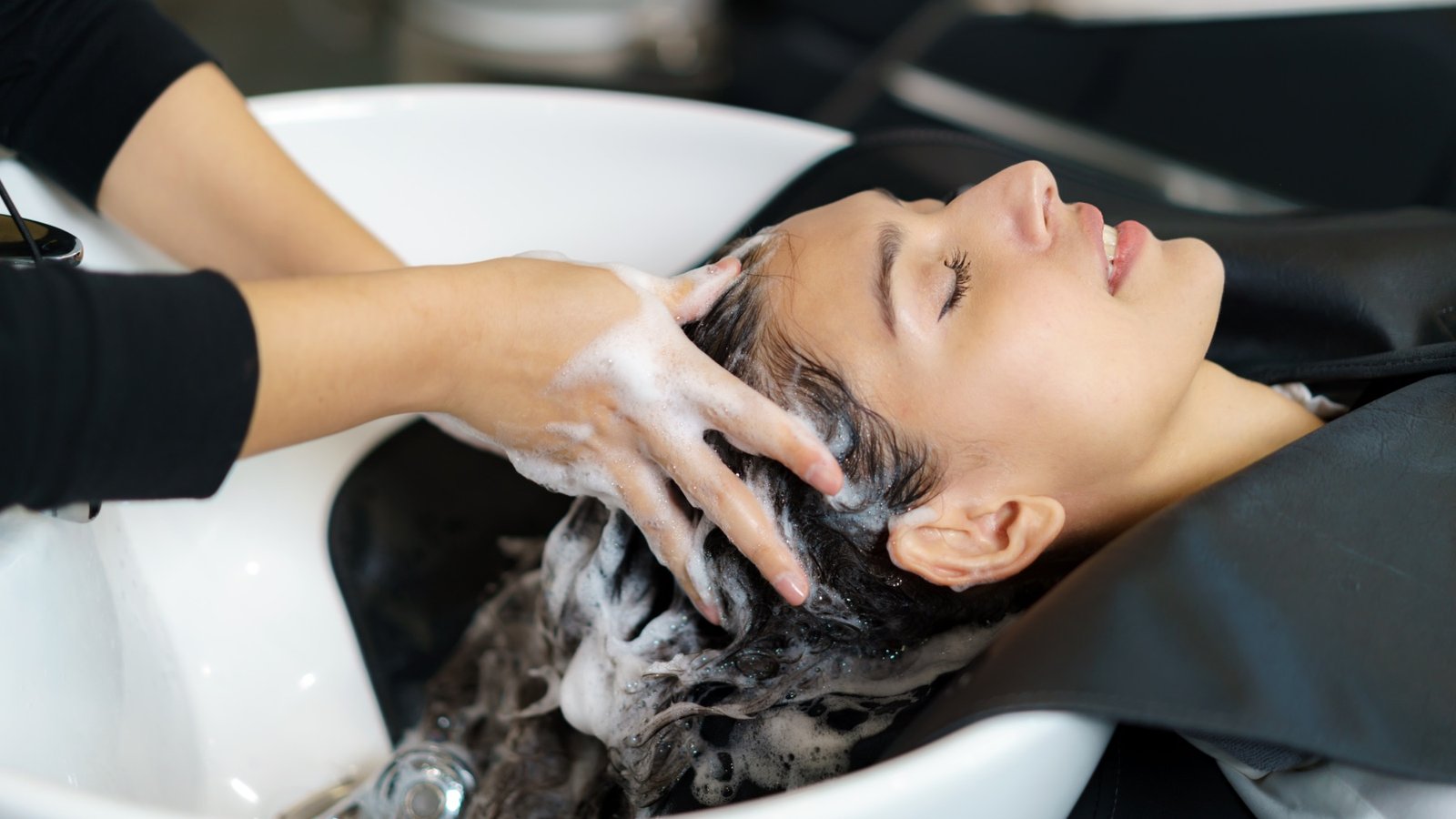 La frecuencia ideal para lavarse el pelo en verano