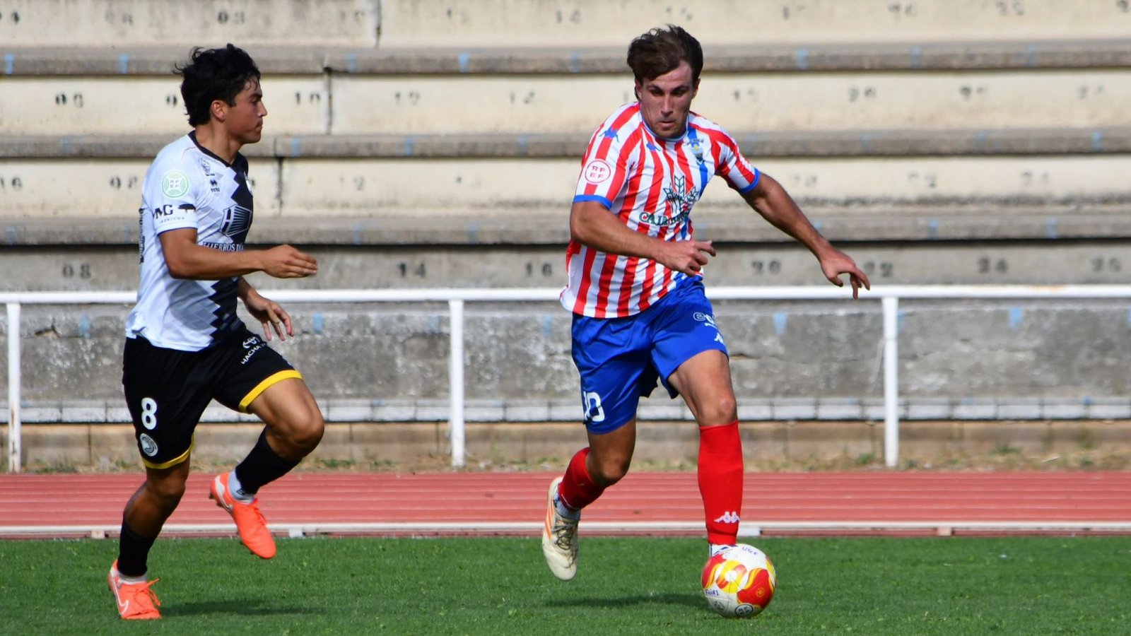 Chatún conduce el balón contra el Unionistas B | Tercera RFEF