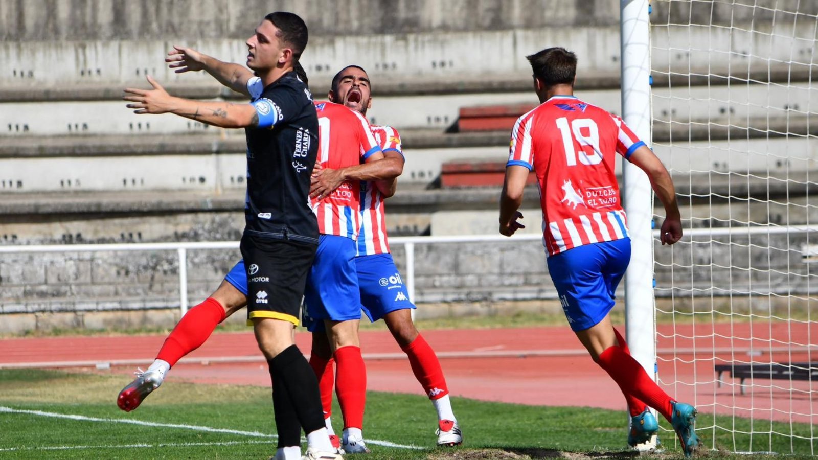 Tercera RFEF | Crónica Jornada 1 3 El Atlético Tordesillas celebra el gol del empate en las pistas del Estadio Helmántico