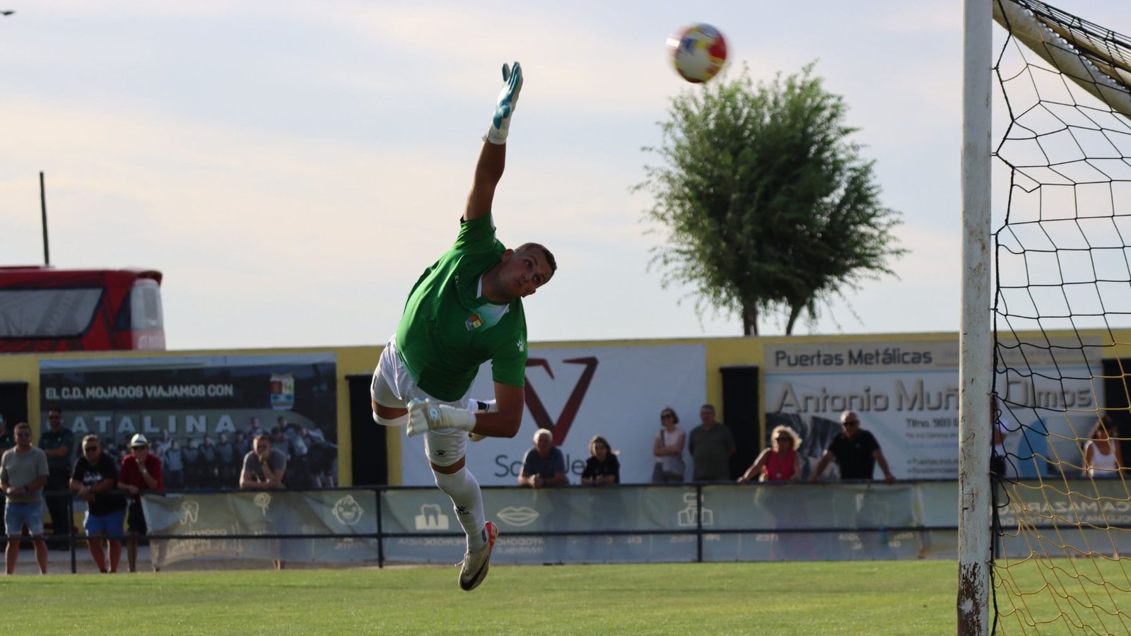 Tercera RFEF | Crónica Jornada 1 2 Pablo de la Fuente se estira, pero no logra llegar al balón en el gol de libre directo de Razvan