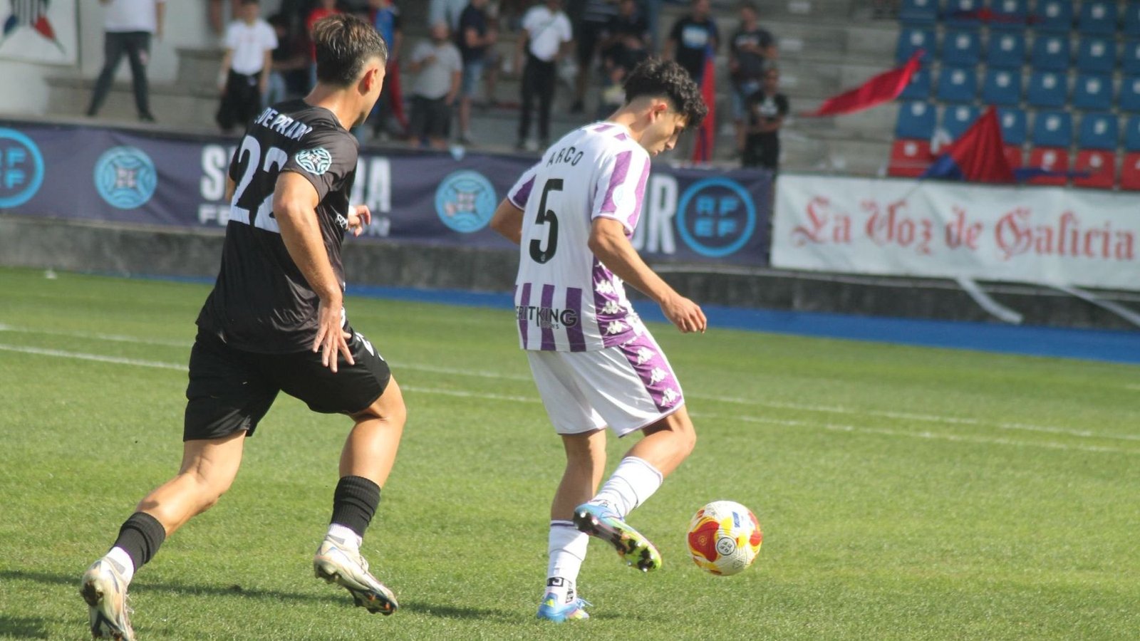 Un gol de Neira brinda la victoria al Promesas sobre la bocina 1 Arco, con la pelota en el UD Ourense - Real Valladolid Promesas
