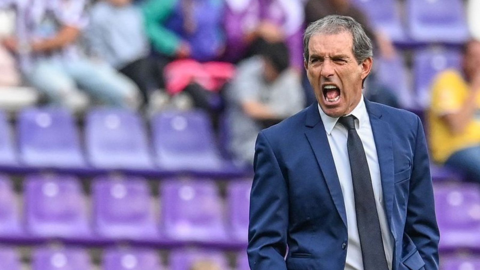 A Guillermo Almada le gustó el equipo 1 Guillermo Almada da instrucciones durante el calentamiento antes de enfrentarse a la Cultural Leonesa