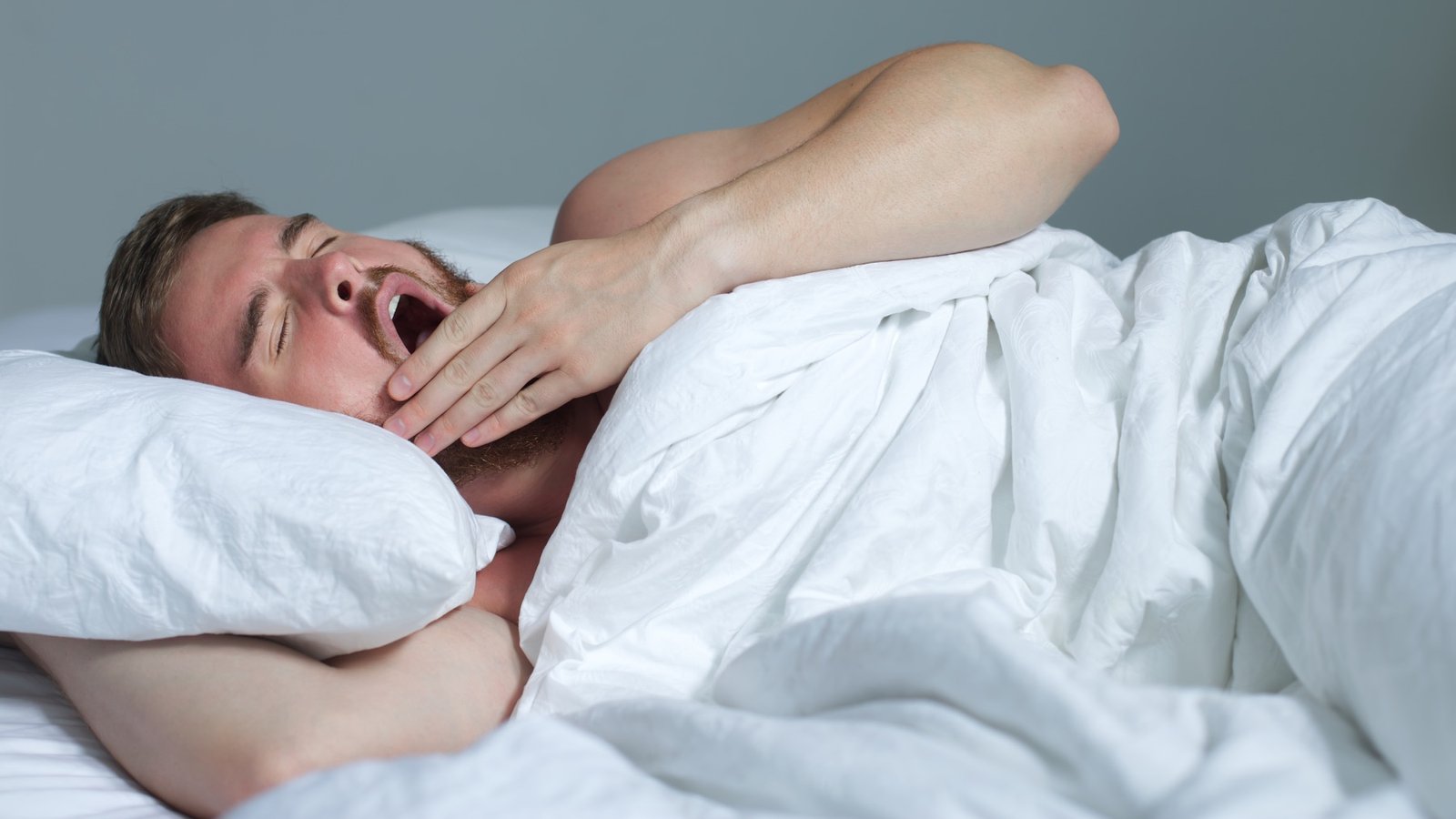 Por qué duermes con un brazo bajo la almohada