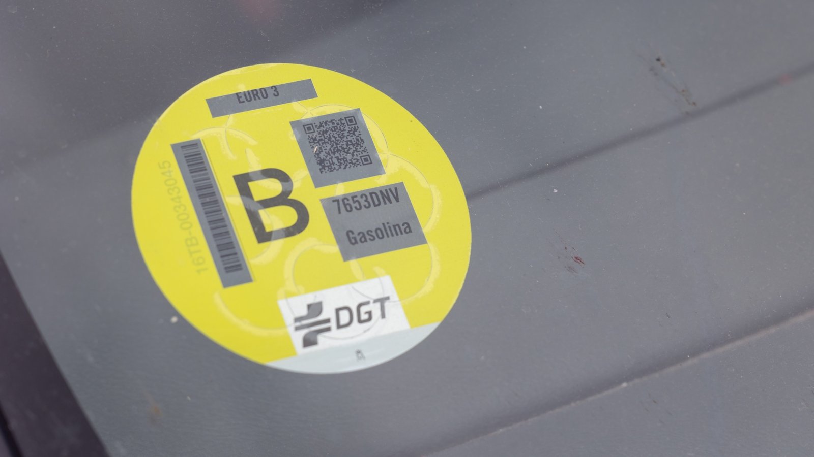 Multas a los coches con las etiquetas B y C de la DGT