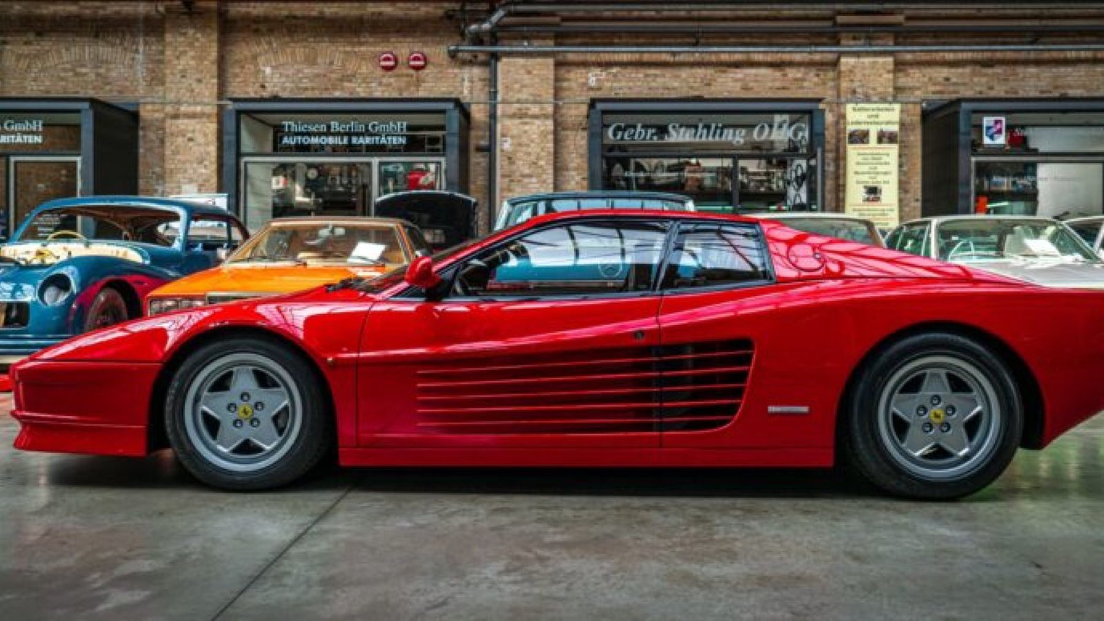 Un Ferrari pasa 10 años aparcado en el mismo sitio