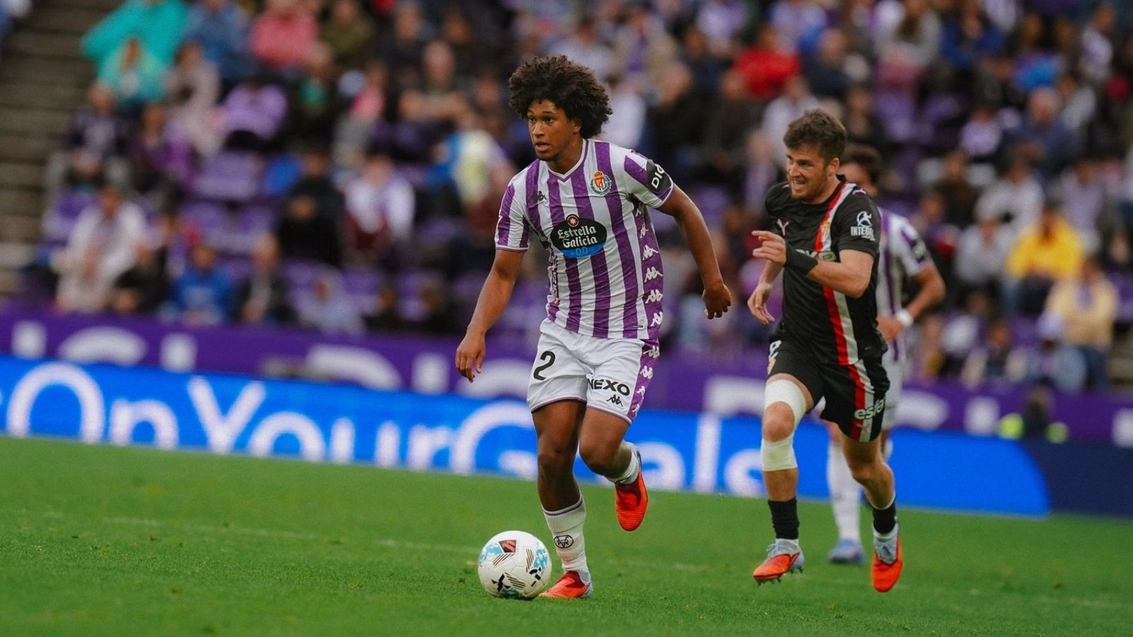 Al Molinón con el bocadillo 1 Peter Federico contra el Sporting