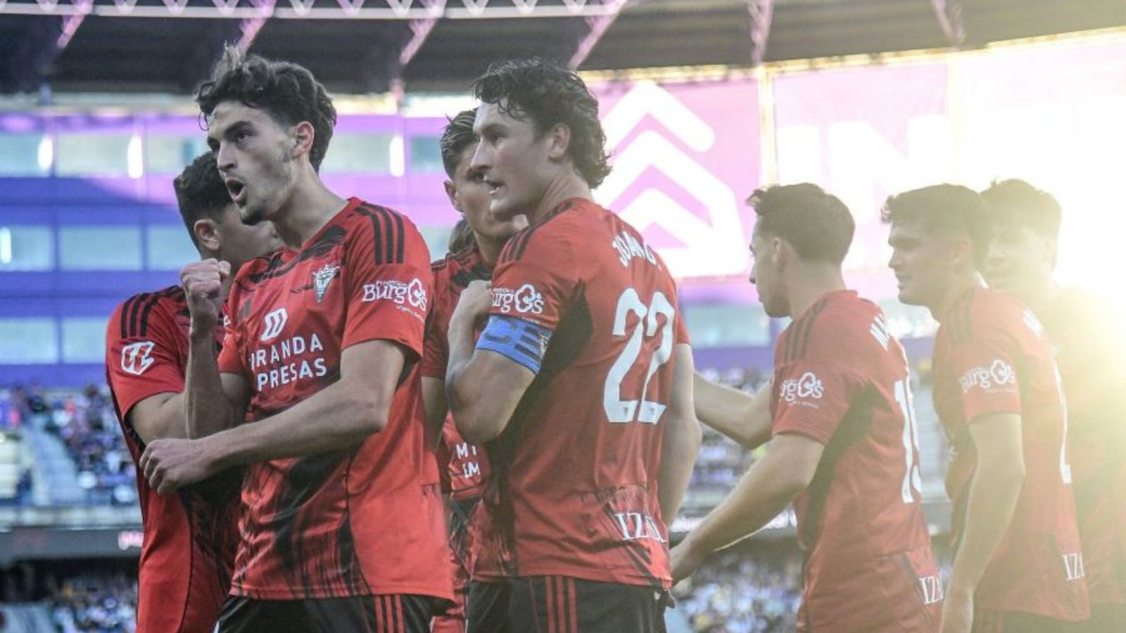 El Pucela mejora en la segunda parte, pero no puede cazar al jabato 1 El Mirandés celebra su gol al Real Valladolid en el José Zorrilla
