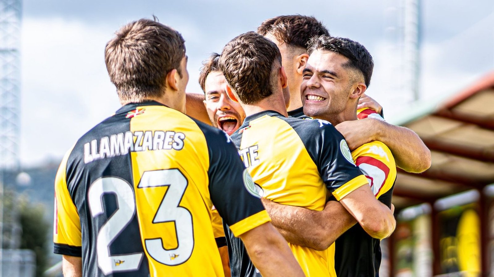 "Lo único que nos puede dejar conformes es ganar" 1 El Club Portugalete celebra un gol