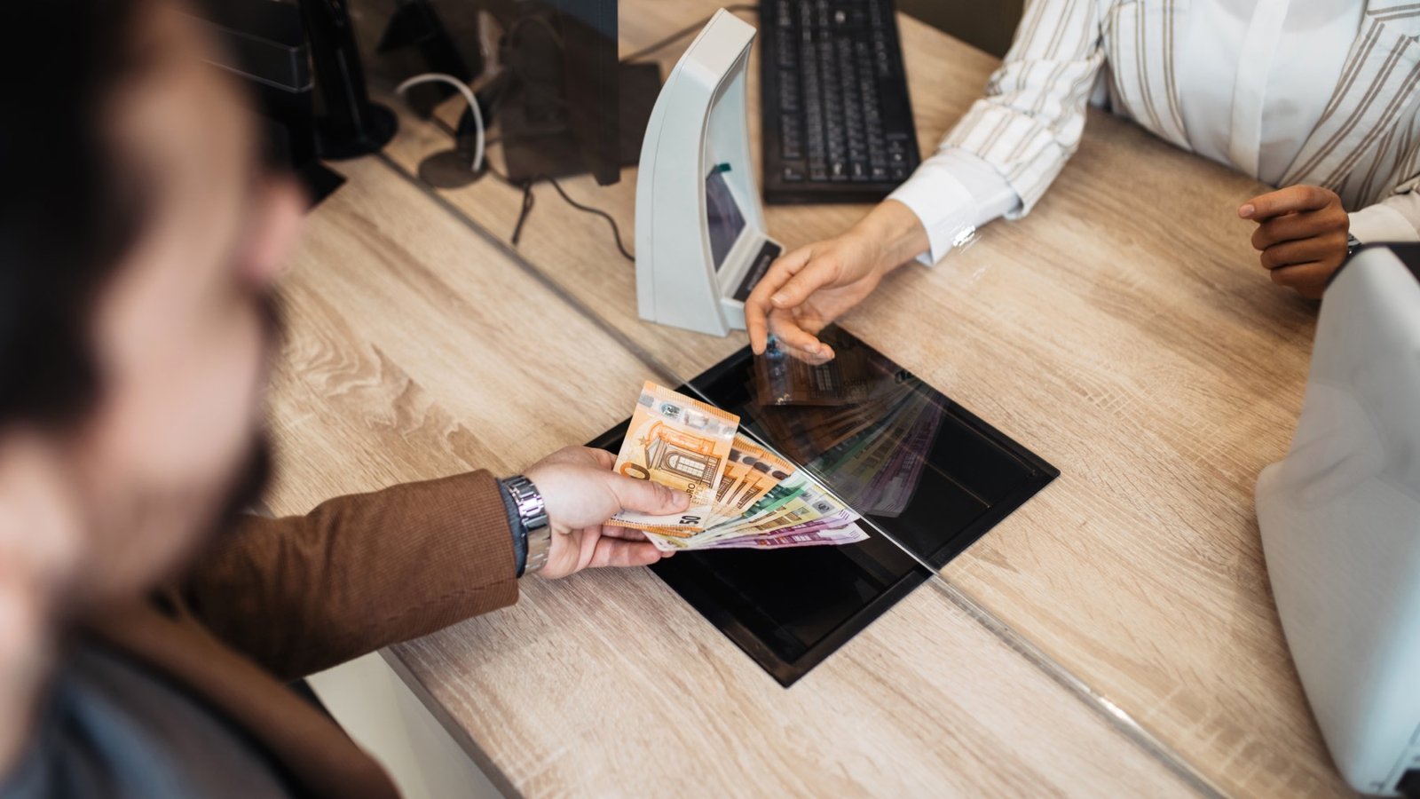 Dejar el dinero en el banco te cuesta 1.000 euros cada año