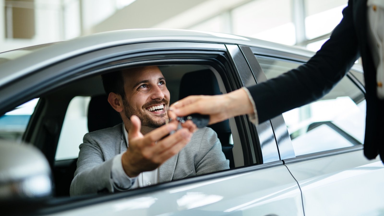 ¿Con el banco o con el concesionario? La OCU resuelve las dudas