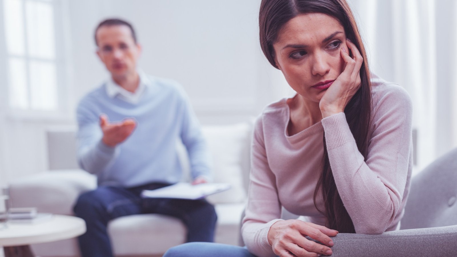 Esto dice la psicología de ti si eres de los que aparta la mirada