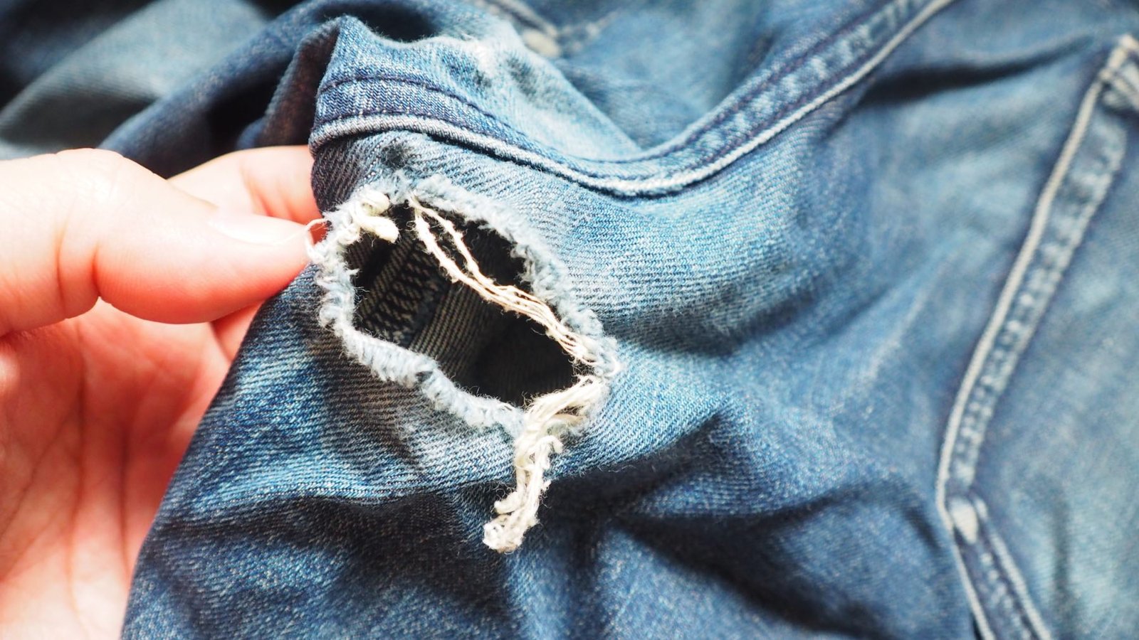 Esos vaqueros rotos y los que ya no te quedan tienen estos 7 usos