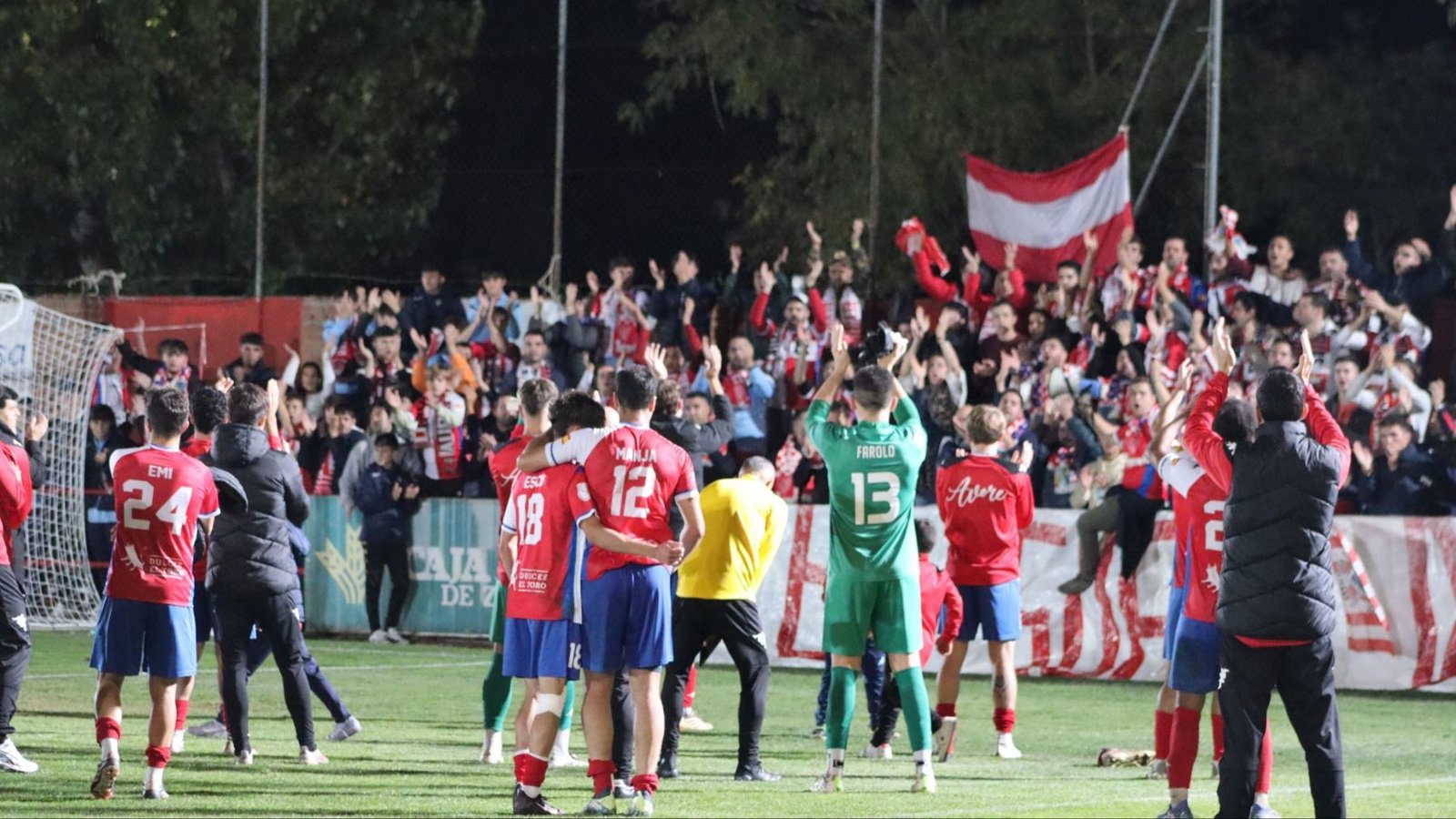 "No queremos mirar al final de temporada" 3 La afición del Tordesillas aplaude a la plantilla tras el partido de Copa del Rey contra el Burgos