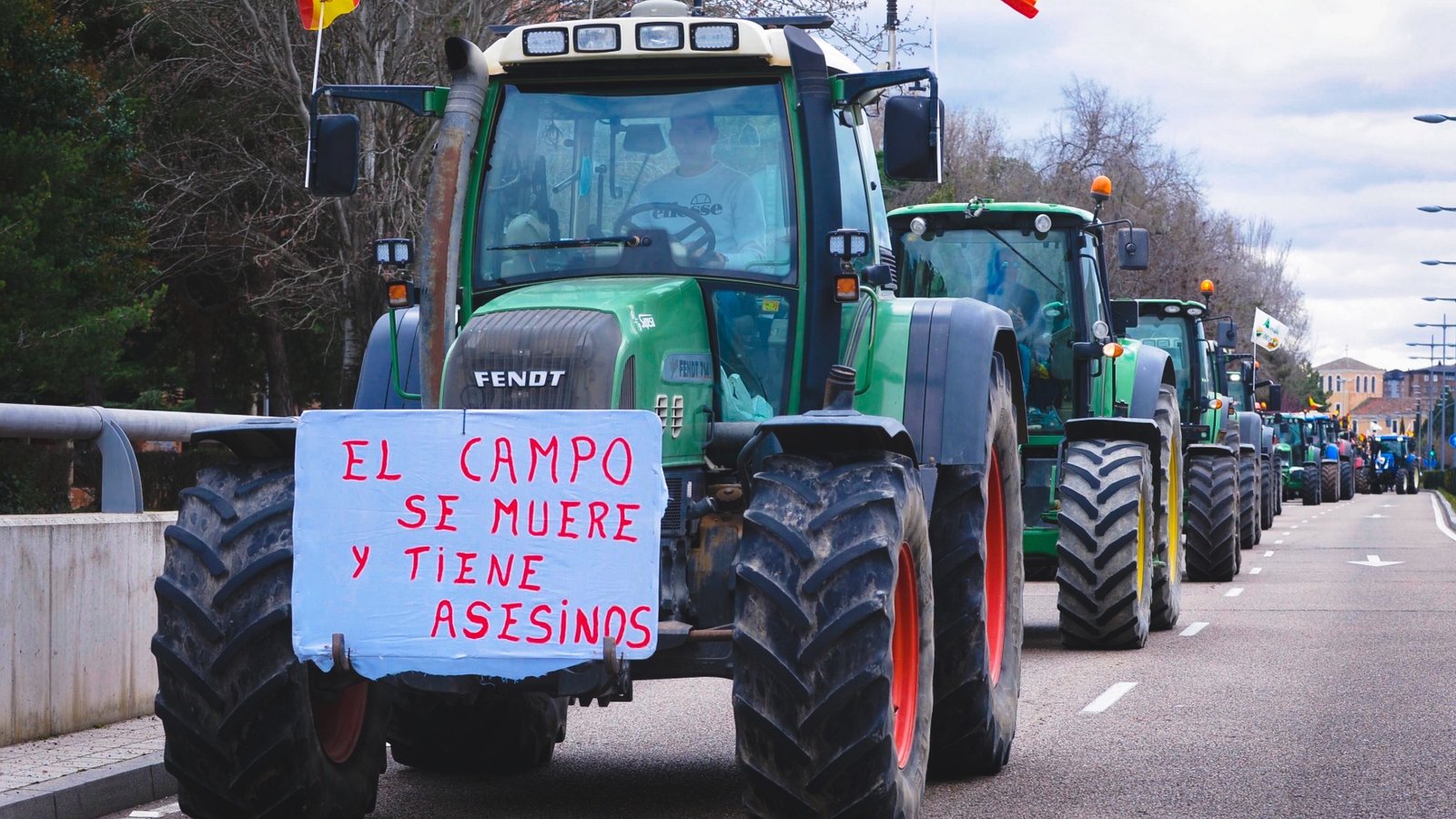 Más de 200 tractores protestan en Valladolid contra Mercosur