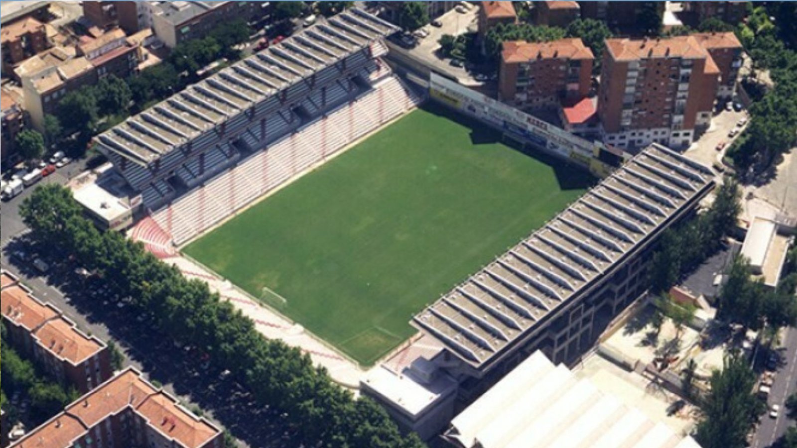La entidad blanquivioleta ha cedido varias lámparas con las que cuida Zorrilla para que el Estadio de Vallecas mejore sus pobres condiciones actuales