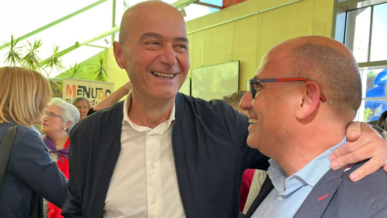 "Y hablando contigo, de mil amores, Carlos Flores..." 1 Carlos Flores