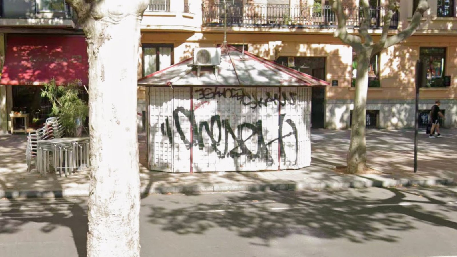 Un coche se empotra contra un quiosco en el Paseo Zorrilla