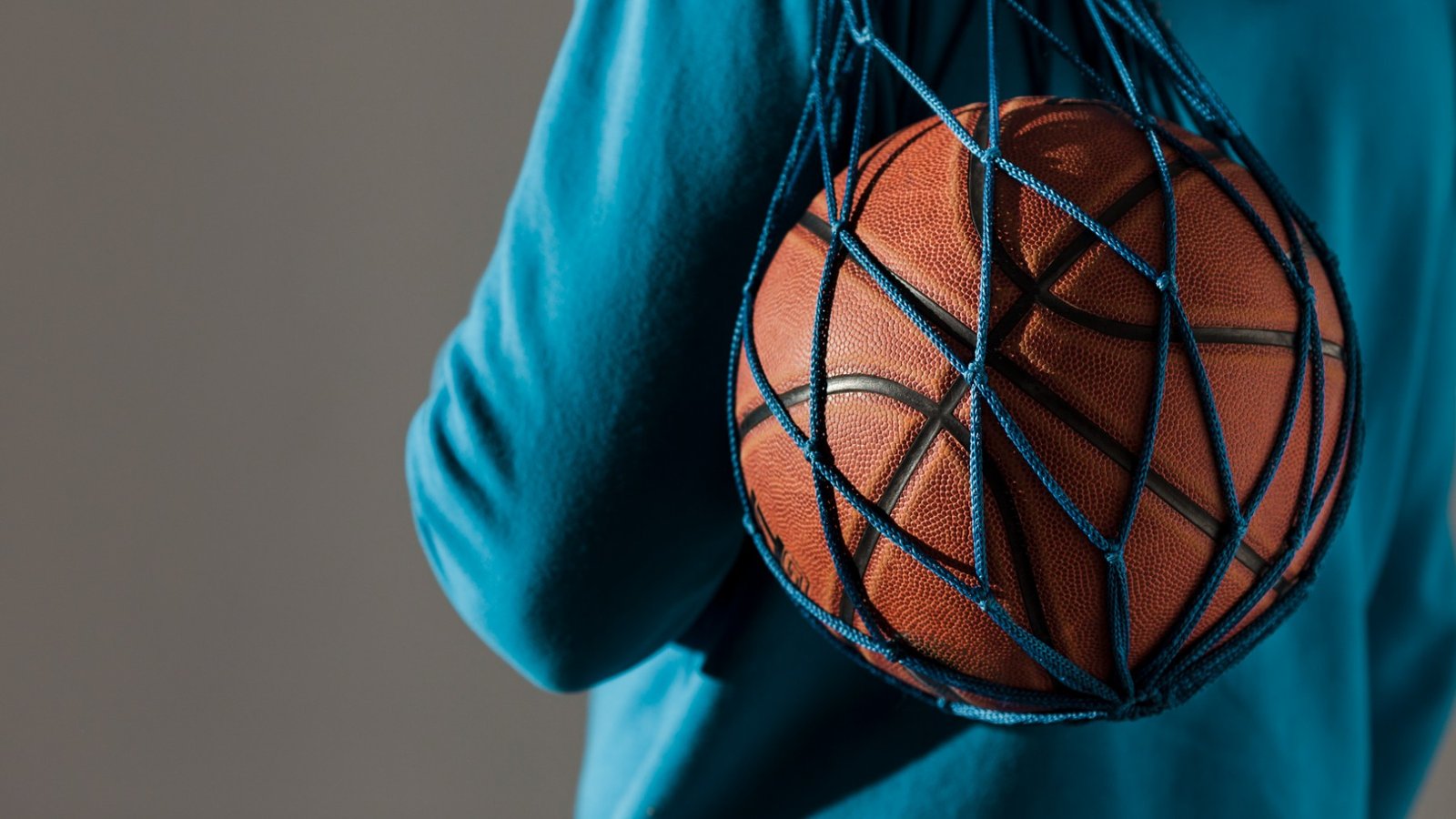 Dos años de cárcel a un monitor deportivo por agresión sexual a una menor