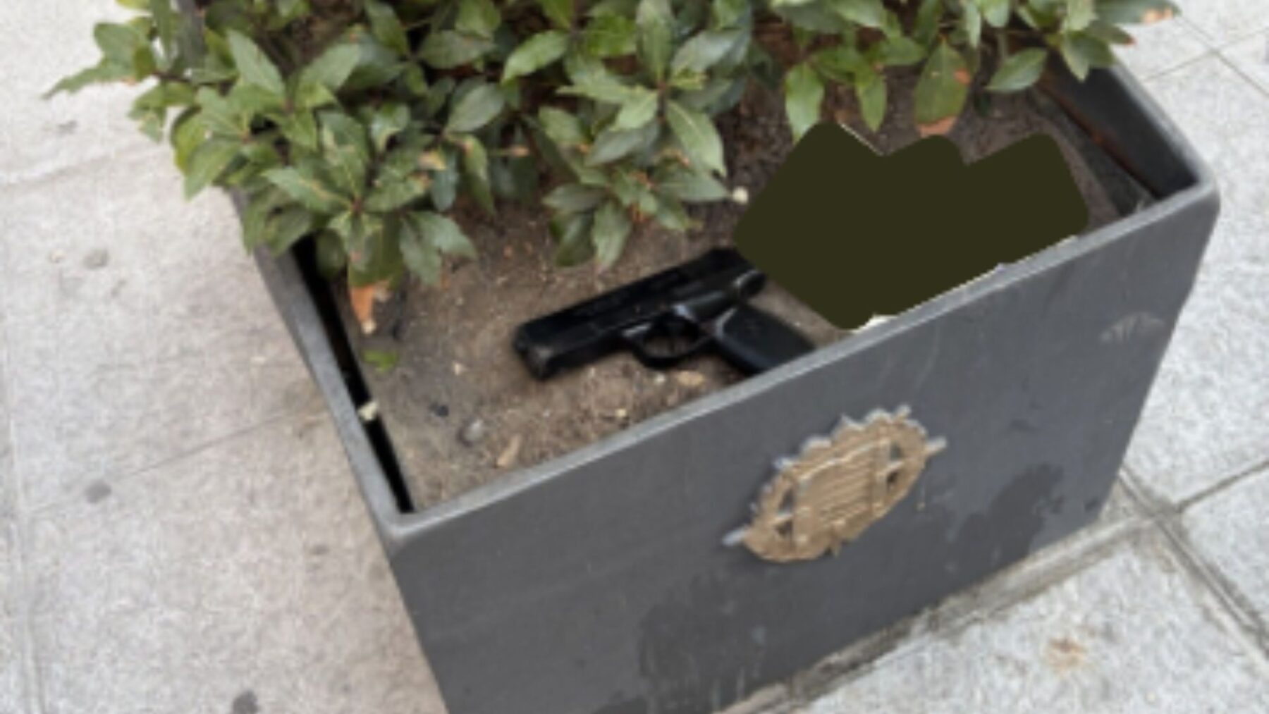 Portada 10 pistola, calle Santiago